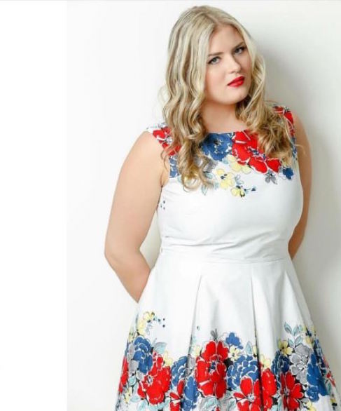 Известная модель plus-size поделилась секретами подбора одежды на пышные формы